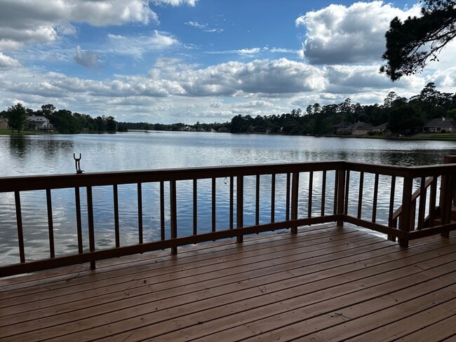 Building Photo - Waterfront Townhome in Elkins Lake