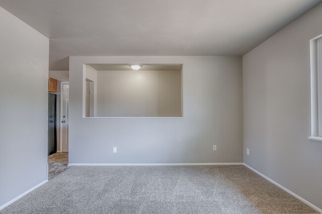 Building Photo - Centrally located 4 bedroom home!