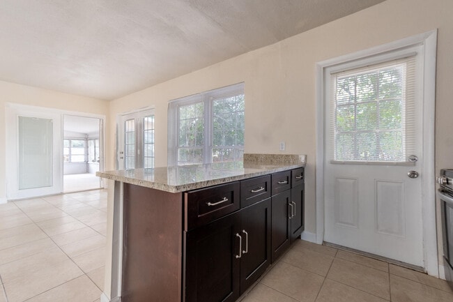 Building Photo - 170 SE Serenata Ct