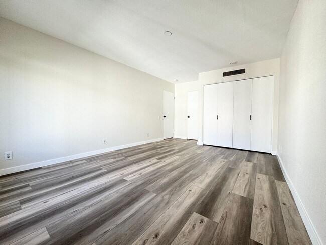 Building Photo - AVAILABLE NOW!!  1 Bedroom 1 Bathroom UPSTAIRS Apartment in Palm Springs!
