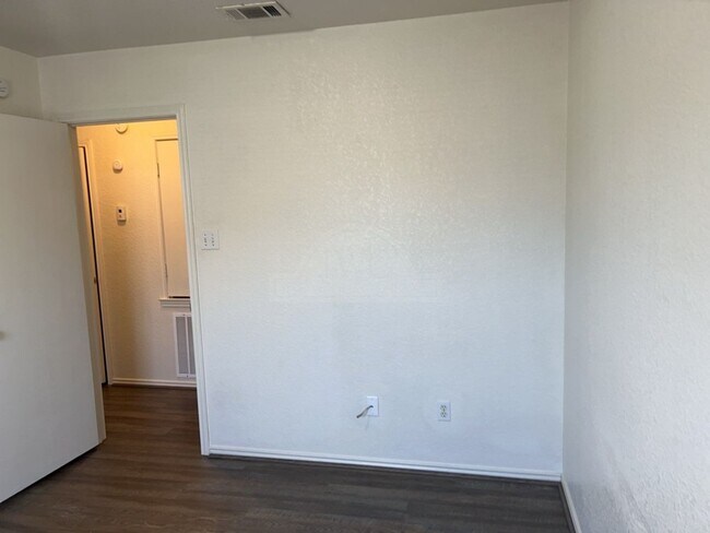 Building Photo - 2601 Lucille Dr