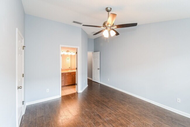 Building Photo - 13019 Sunset Lake Dr