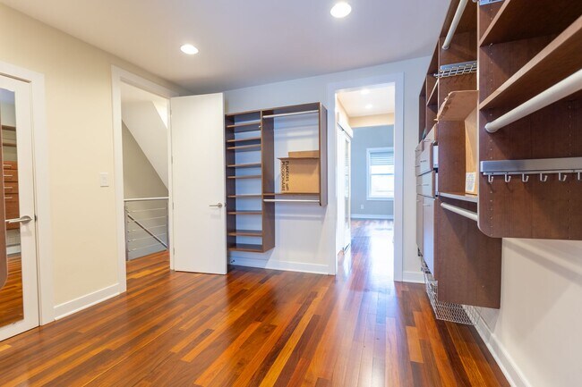 Building Photo - Beautiful 4 BR/3.5 BA Townhome in Cathedra...