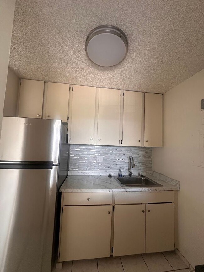 Building Photo - MOANALUA CURTIS #1208