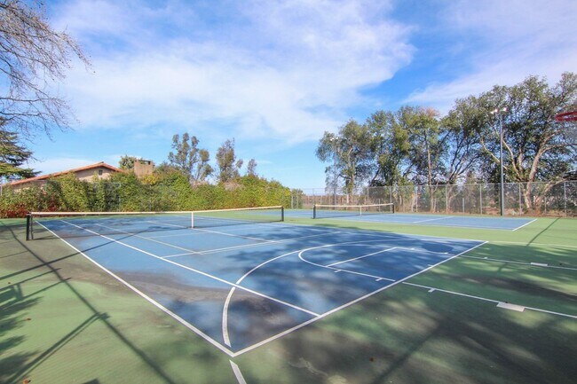 Building Photo - Remodeled Redding Condo!