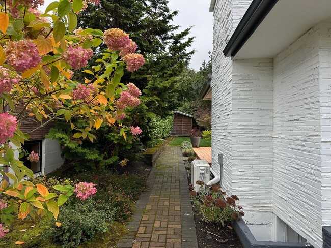 Building Photo - Nice 4 beds / 2 baths House in Leschi!