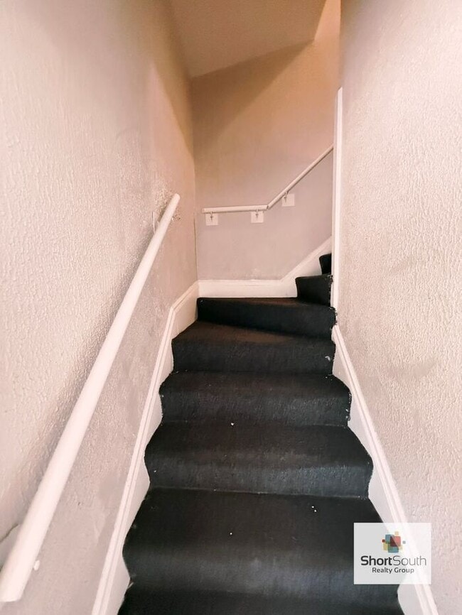 Building Photo - Updated 2 Bed 1 Bath upper apartment
