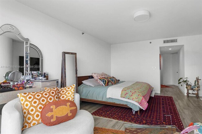 Building Photo - 2127 Brickell Ave