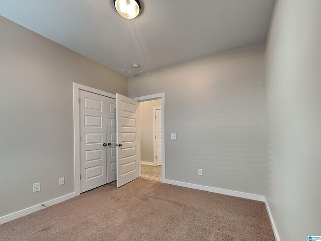 Building Photo - 152 Park Dr N