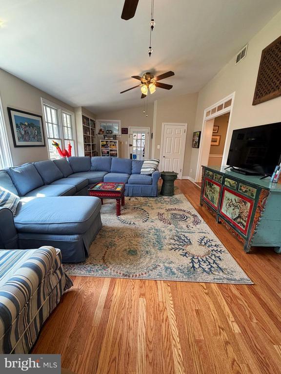 Building Photo - 12 W Oak St