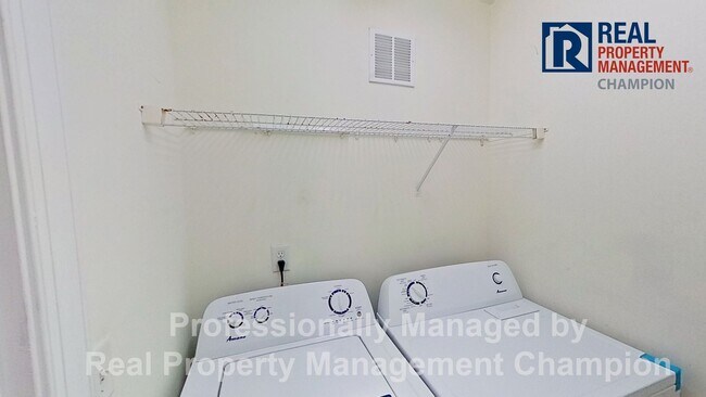 Building Photo - 3 BD/2.5 BA Home with Fenced Yard & Attached Garage