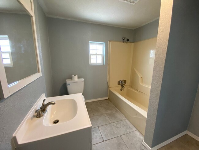 Building Photo - 2 bedroom, 1 bath Home!