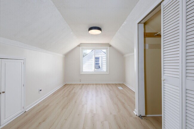 Building Photo - 880 E Rowland Ave