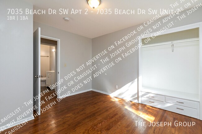 Building Photo - 7035 Beach Dr SW