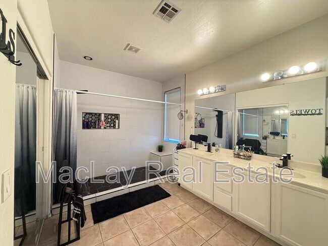 Building Photo - 757 W Aloe Pl