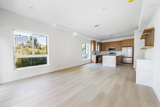 Building Photo - Hollywood Luxury Living | Spacious 3-Bed +...