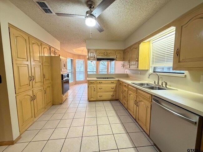 Building Photo - 2304 Deanna Ave