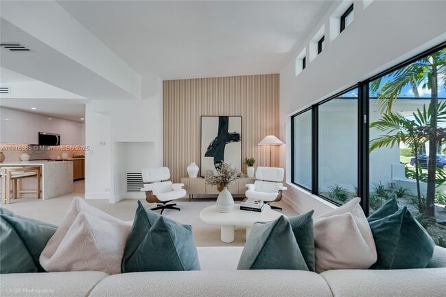 Building Photo - 1120 NE 86th St