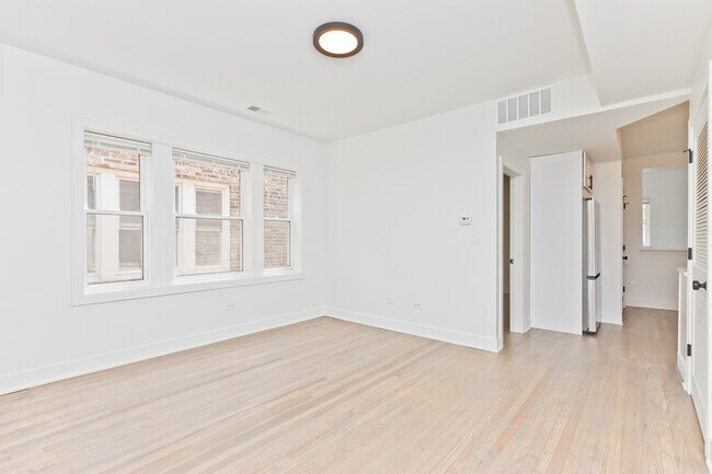 Building Photo - 2468 N Lincoln Ave