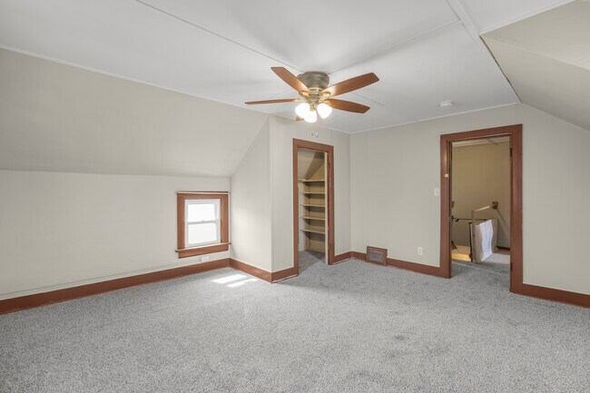 Building Photo - 521 Main St E