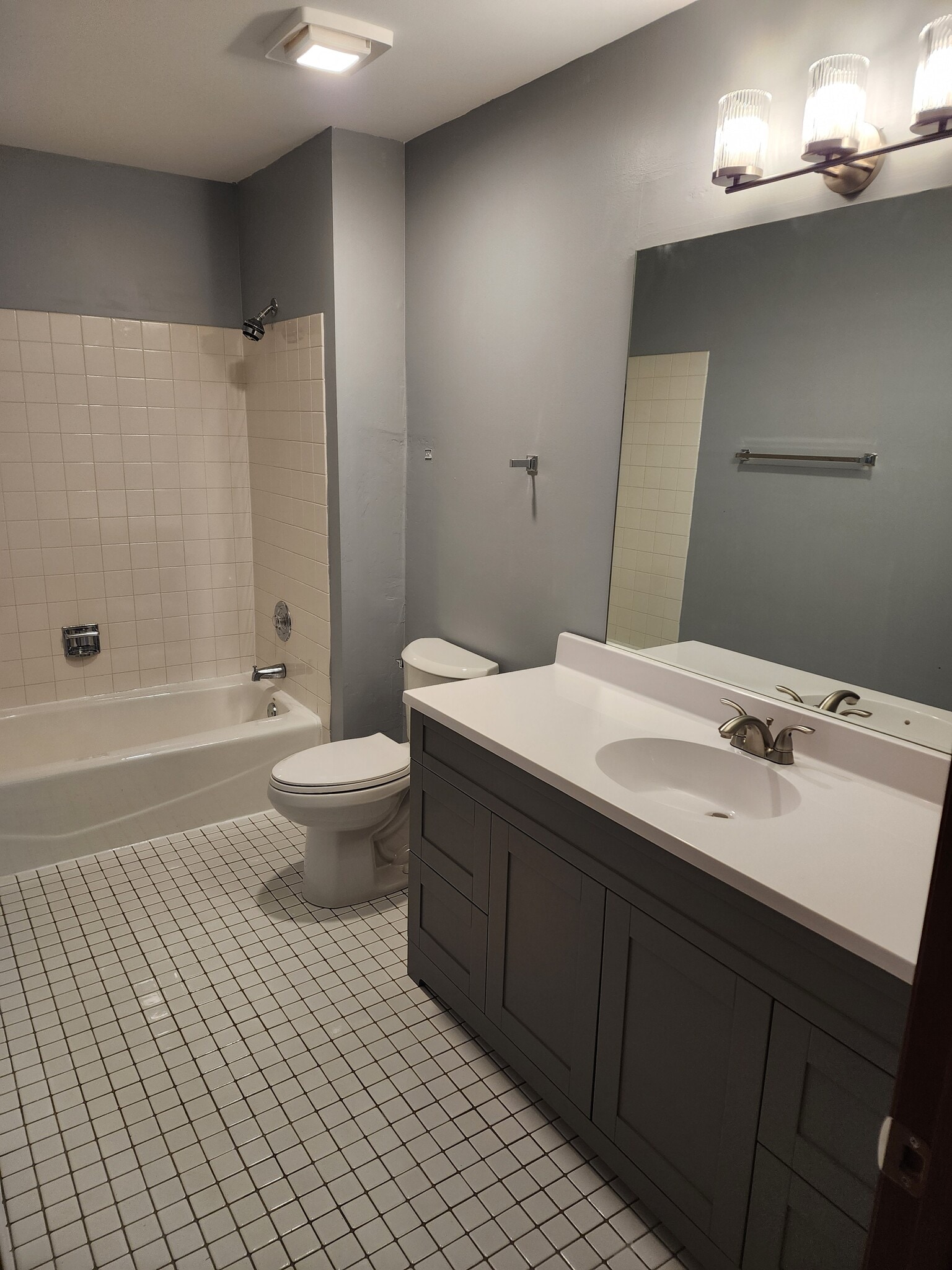 2nd Full Bathroom - 840 N Tamarac Blvd