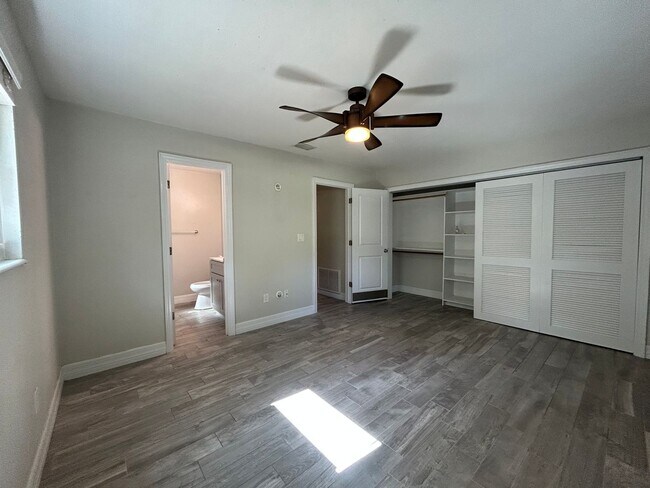 Building Photo - Dream home awaits: stunningly updated 3 be...