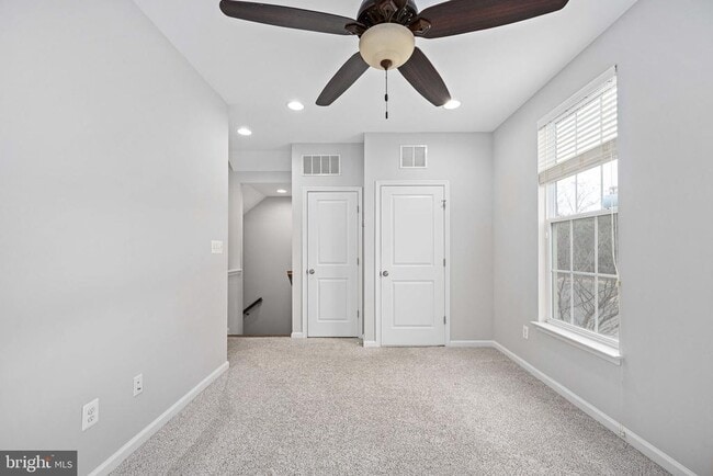 Building Photo - 214 Almond Dr