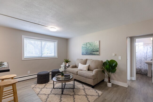 Building Photo - Highland Park Apartments; Renovated Deluxe...