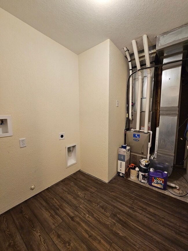 Building Photo - 3 BED | 2.5 BATH | SPLIT-FOYER HOME | DOUB...