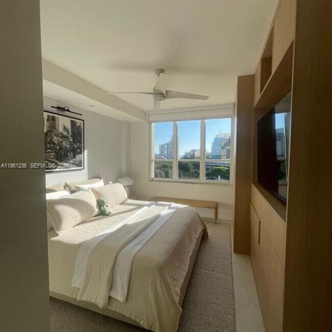 Building Photo - 888 Brickell Key Dr