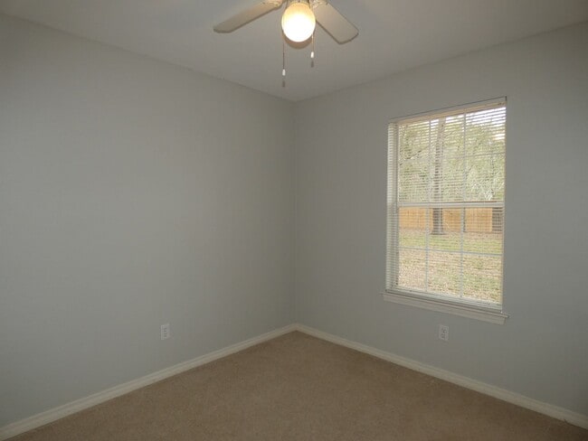 Building Photo - Spacious 3-Bedroom Home