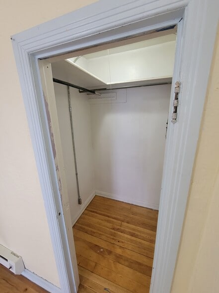 Building Photo - 2406 E 10th St