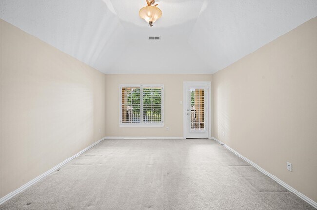 Building Photo - 2047 Palm Forest Ln