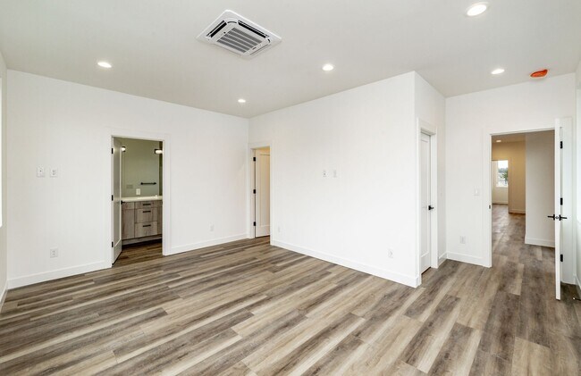 Building Photo - Edgewood Stunner