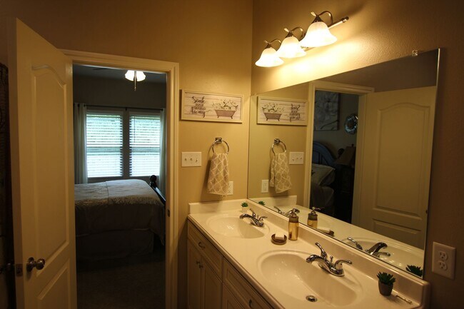 Building Photo - Cozy 4 Bedroom2 Bath Home in West Tyler!