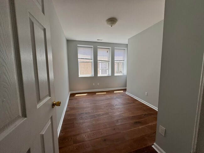 Building Photo - 1018 S 52nd St