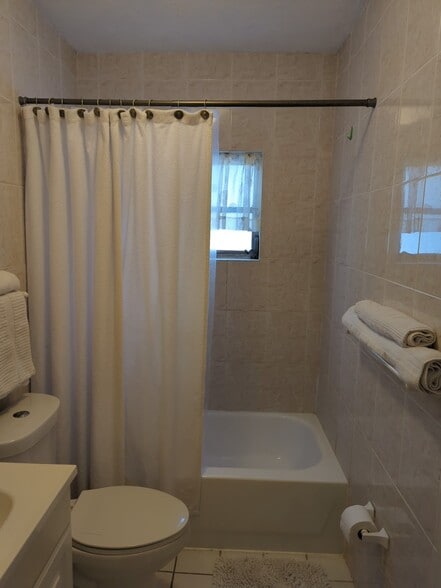 primary bathroom w/ tub - 1905 SW 10th St