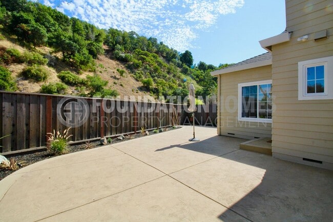 Building Photo - Bright Renovated 2BD/2.5BA Near China Camp...