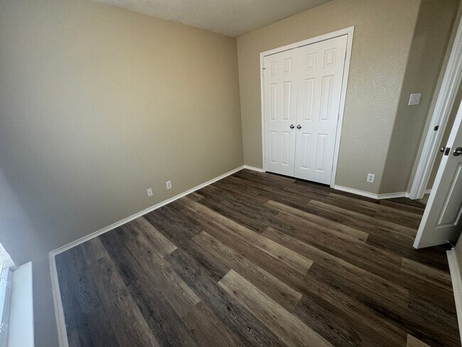 Building Photo - COMFORTABLE HOME | SINGLE STORY  |  CLOSE TO HWY 151 & 410 | SHOPPING & RESTAURANTS