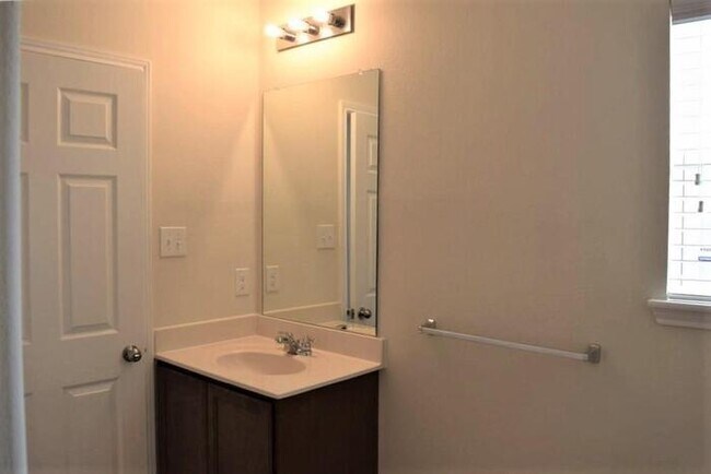 Building Photo - Cozy one story 3 bedroom - 2 bathroom open...