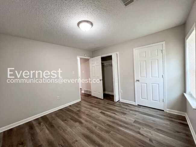 Building Photo - 494 Windridge Point