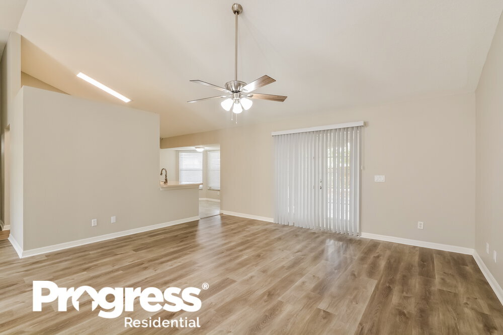 Building Photo - 909 Vassar Dr