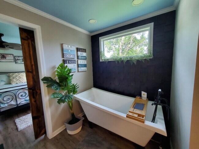 Building Photo - 305 Fairview Dr