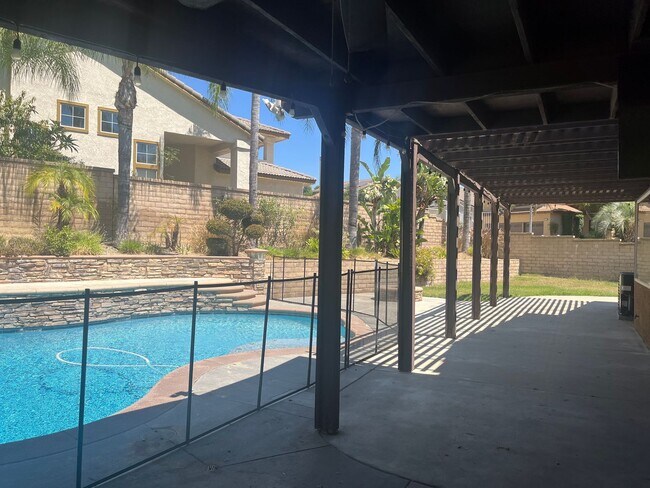 Building Photo - 4 Bedroom/2.5 Bath Home with Pool in Chino...