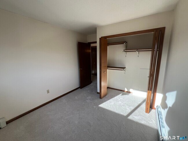 Building Photo - 649 Middle Tpke E