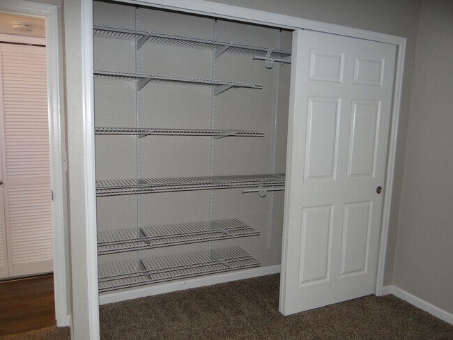 Building Photo - 1 bed 1 bath condo with 650 sf. off Jewell and Sheridan