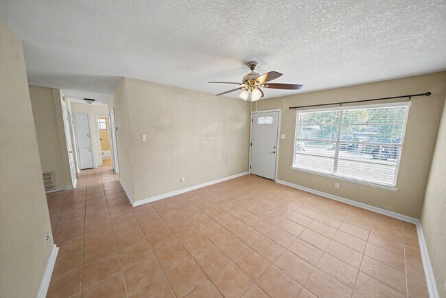 Building Photo - 823 Straight Ln