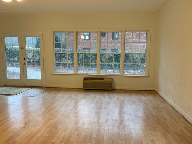 Building Photo - 4 BR 3 BATH in Cedar Creek!