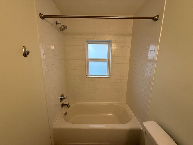 Building Photo - Updated 1 Bedroom for Rent!