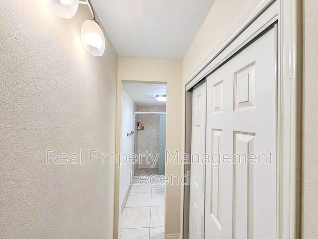 Building Photo - 409 La Salle Dr